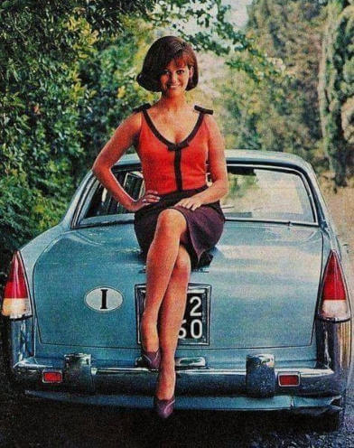 CLAUDIA CARDINALE COCHE